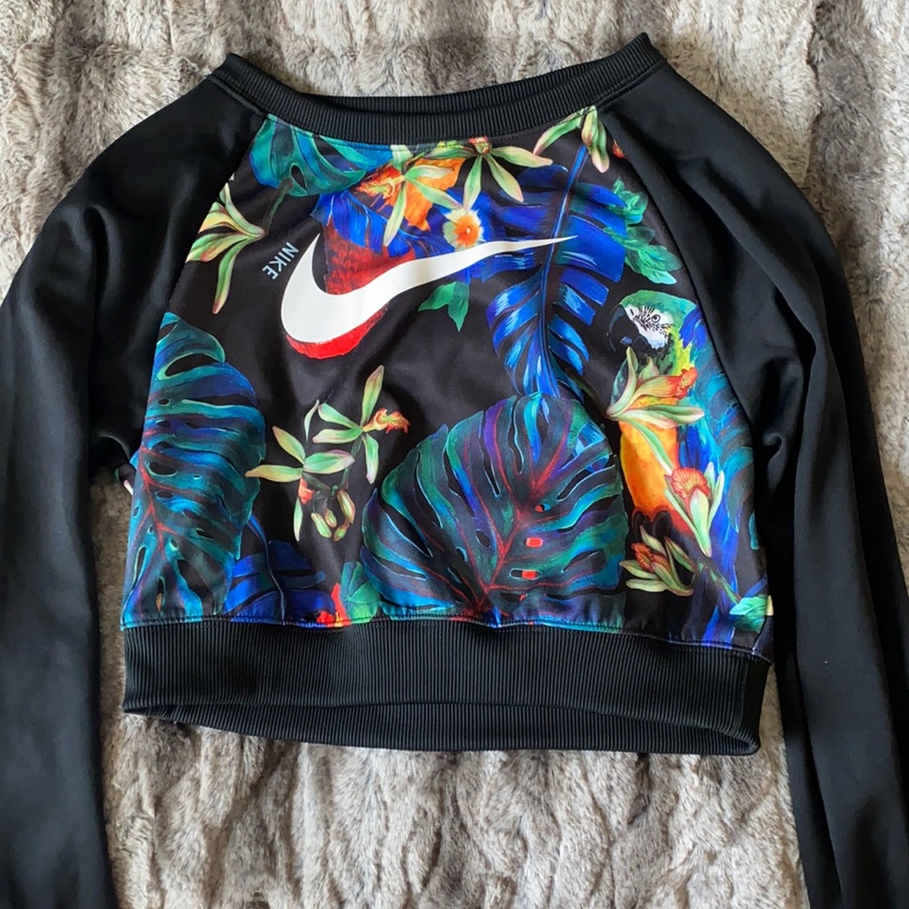 NIKE colored crew neck